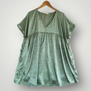 Relaxed V-Neck Green Animal-Print Dress